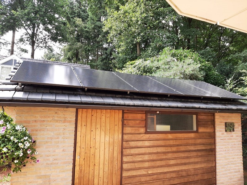 Zonnepanelen op schuur