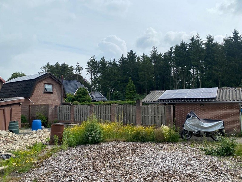 JA Solar zonnepanelen op schuurtje en bijgebouw